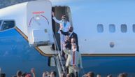 Nensi Pelosi napustila Tajvan: Mahnula po ulasku u avion, kraj posete o kojoj je pričao svet