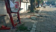 Prizori posle karambola na Dušanovcu: Govornica iščupana, drvo oštećeno, delovi automobila svuda po putu