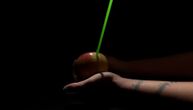 Igrali smo se sa pritiskom vazduha i probušili jabuku slamčicom: Nauka ima objašnjenje