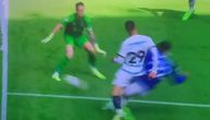 Horor povreda na startu Premijer lige: Štopera Evertona na nosilima odneli u bolnicu