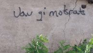 Uvredljivi grafiti osvanuli na zidu porodične kuće premunlog Srbina na Kosovu: "Očekuje se osuda za ovaj čin"