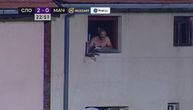 Hit fotka iz Prve lige Srbije: Raspojasani muškarac gleda utakmicu sa prozora kuće, njemu nije potrebna karta
