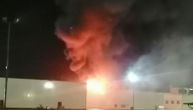 Požar u fabrici čarapa u Loznici: Bukti plamen, širi se gust, crn dim