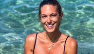 Nina Radulović pozirala u minijaturnom bikiniju, grudi kipe: Voditeljka uživa na odmoru, društvo joj pravi on