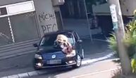 Žena prilepljena za haubu automobila, on ide u rikverc: Suluda slika usred Beograda ima objašnjenje