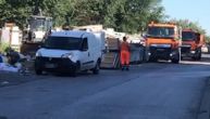 Radnici čiste deponiju, čovek baca pored još smeća: Da li je ovo najbahatiji postupak danas u Beogradu?