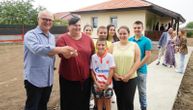 Vesić uručio ključeve nove kuće samohranoj majci devetoro dece: Čitavu deceniju mučili se kao podstanari