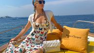 Paris Hilton zna da je motiv leptira ponovo u modi: Letnja haljina koja će vas oduševiti