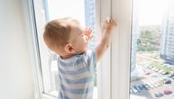 Dete ispalo kroz prozor sa 8. sprata: U kritičnom je stanju, lekari mu se bore za život