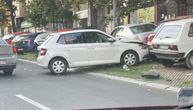 Saobraćajna nezgoda u Beogradu: Muškarcu pozlilo, pa udario u parkirane automobile