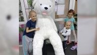 "Raduju ih igračke, ali najviše otpusna lista": Dirljiv prizor iz bolnice u Beogradu, meda je njihov pacijent