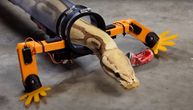 Ovaj “ludi naučnik” je izmislio robo-odelo koje omogućava zmijama da hodaju pomoću nogu