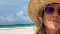 Dženifer Aniston objavila slike sa plaže: Pratioci oduševljeni njenim vitkim telom i licem bez šminke