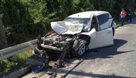 Auto podleteo pod kamion kod Sremskih Karlovaca: Vozilo ostalo potpuno smrskano