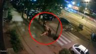 Jeziva scena na Novom Beogradu: Mladić devojku vuče po betonu, bacaka je i šutira