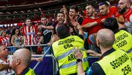 Haos u Madridu: Navijači vređali fudbalere Atletika, a onda se jedan igrač zaleteo da se bije s njima