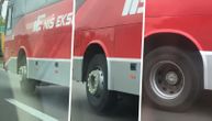 Snimak opasne scene na auto-putu u Beogradu: autobus "lebdi" u punoj brzini, točak je podignut i ne okreće se