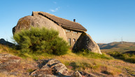 Nesvakidašnja turistička atrakcija: Neobična kamena kuća Casa do Penedo u Portugalu