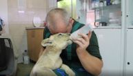 On je velika beba, ali mleko i dalje pije na cuclu: Snimak preslatkog "zaplenjenog" lavića otapa srca