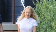 U ležernoj beloj kombinaciji Pamela Anderson izgleda kao devojčica