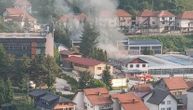 Gorela napuštena fabrika u Novoj Varoši, gust dim prekrio naselje: Meštani u strahu da se vatra ne proširi