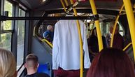Čista i fino opeglana košulja visi na šipci u busu 706: Uslikali smo zanimljiv prizor u prevozu