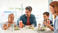 Psihoterapeut upozorava: Rečenice koje roditelji izgovaraju deci tokom obroka prave veću štetu nego korist