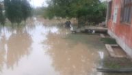 Fudbalski tereni, njive, putevi, podrumi... Sve pliva u vodi: Stravične slike potopljenog sela kod Čačka