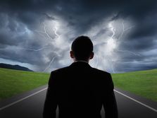 Grom udario čoveka i ubio kravu u Srbiji za samo 2 dana: Ovo su mesta gde nikako ne treba da budete kad tutnji