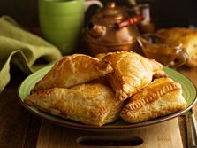 Recept za lisnate trougliće punjene sirom i pečenicom: Doručak gotov za tili čas