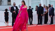 Alesandra Ambrozio oduševila roze haljinom na festivalu u Veneciji: Detalji obaraju s nogu