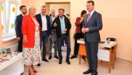 Mirović obišao rekonstruisane objekte u školama u Sremu i čestitao početak školske godine