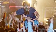 Fotografija koji se ne viđa svaki dan: Poznati pevač skočio u publiku sa gas maskom