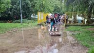 Đaci preko paleta ulazili u školu na Vidikovcu, sve je bilo puno vode: Bara je sada uklonjena