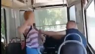 Kontrolorka krenula da bije bahatog putnika, žene joj priskočile u pomoć: Opšti metež u tramvaju