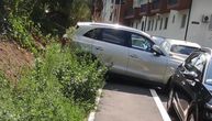 Princip "Samo teraj bato": Bahati vozač "prešao igricu", ugnezdio se na trotoar, travu i ulicu istovremeno