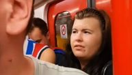 Kako izgleda kad Čehinja naleti na lude Srbe u metrou: Grmi "sa Kosova zora sviće", a njoj se smrklo