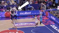Skandal na Evrobasketu: Francuski selektor iz besa nasrnuo na sudiju rvačkim zahvatom