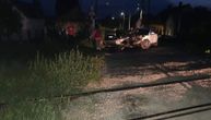 Čovek poginuo u naletu teretnog voza na automobil: Na prelazu nema rampe