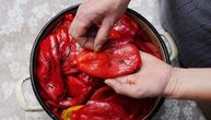 Trik pomoću kog ćete najbrže oljuštiti pečene paprike