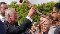 Srdačan doček kralju Čarlsu ispred Bakingemske palate: Okupljeni uzvikivali i "Bože, čuvaj kralja"