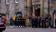 Kraljičin kovčeg stigao na svoje prvo odredište: Ispred palate u Edinburgu okupio se veliki broj ljudi