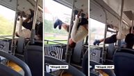 Prevrtao se preko šipke dok je autobus bio u pokretu: Putnici snimili mladića kako u GSP-u izvodi akrobacije