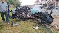 Slika nesreće iz Sopota ledi krv u žilama: BMW zgužvan od udarca, momcima se bore za život