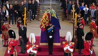 Unuci kraljice Elizabete bdili kraj njenog odra: Prinčevi Vilijam i Hari u uniformama