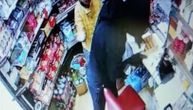 Snimak pljačke kioska u Beogradu: Maskirani razbojnik upao s pištoljem, pretio prodavačici, odneo ceo pazar