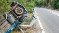 Saobraćajna nesreća kod Užica: Automobil sleteo s puta, jedna osoba poginula, druga tumarala šumom