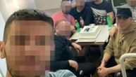 Prva šok fotografija Bokija 13 iz zatvora: Pozirao u ćeliji dok ga jedan osuđenik grli, a ispred njih torta