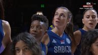 Kakva scena: Srpska Amerikanka iz dubine grla zapevala "Bože Pravde" i oduvala sve pred meč košarkašica