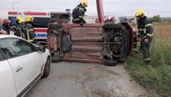 Vatrogasci opkolili prevrnuto vozilo: Jezive slike nesreće na Obrenovačkom putu
